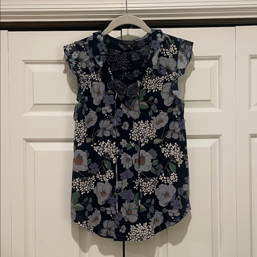 LUCKY Floral Sleeveless Top - Navy and White floral
